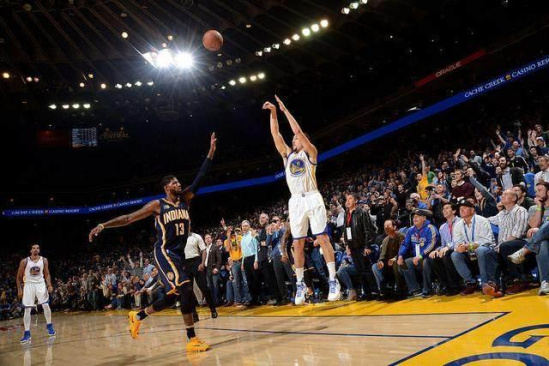 背身拿球的 背身拿球的